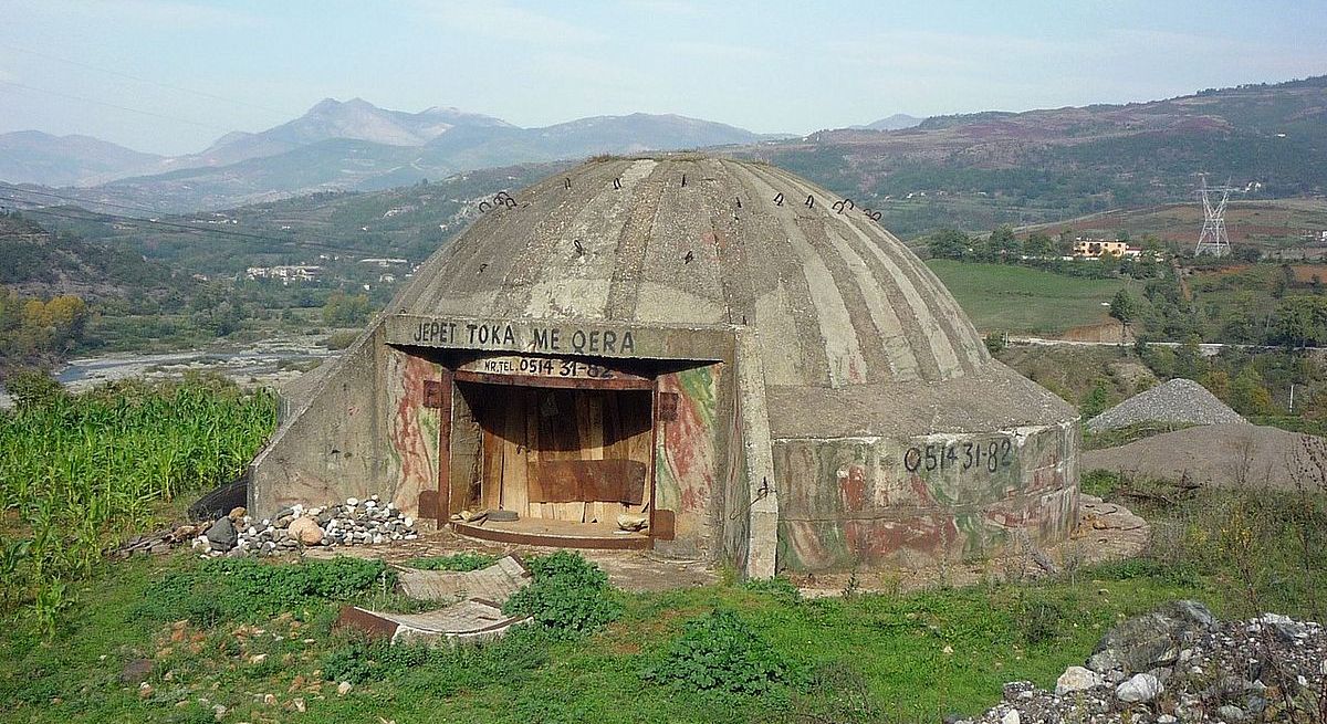 Албания-бункер.jpg