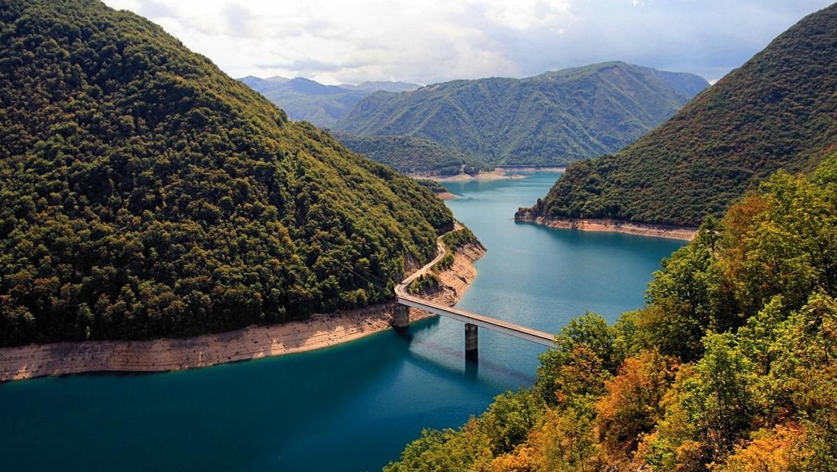 Черногория-Пивское-озеро.jpg