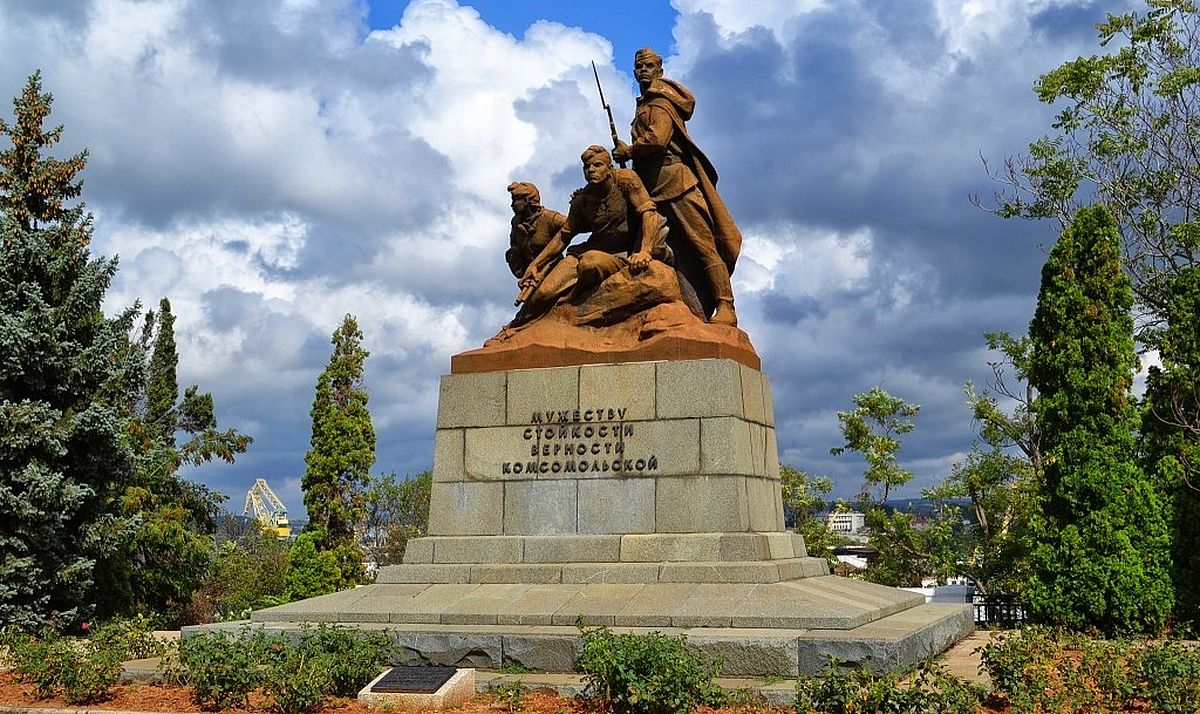 Памятник-Комсомольцам-Севастополь.jpg