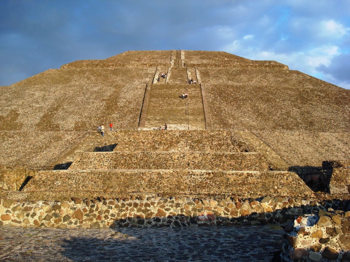 Теотиуакан-пирамида-Солнца-2.jpg
