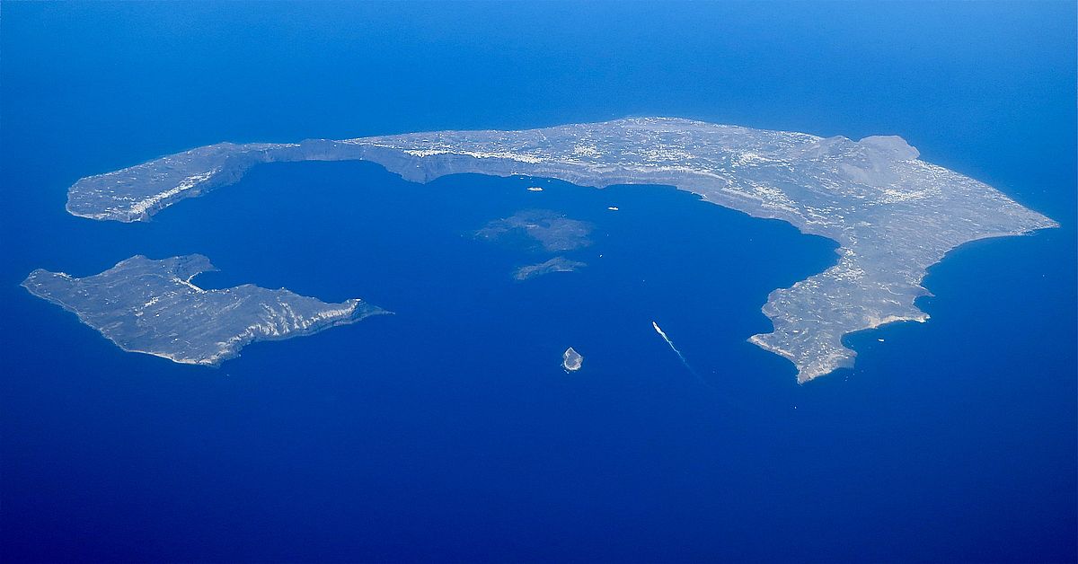 Volcano crater in the center of Santorini.jpg