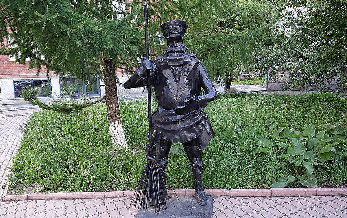 Памятник-Дворнику-в-Екатеринбурге.jpg