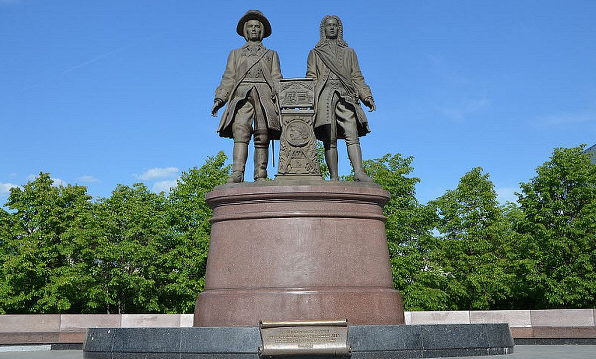 Памятник-Татищеву-и-Де-Геннину.jpg