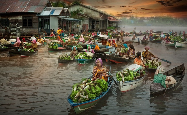 Плавучие рынки Индонезии